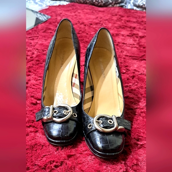LIKE NEW BURBERRY HEELS - Picture 3 of 14
